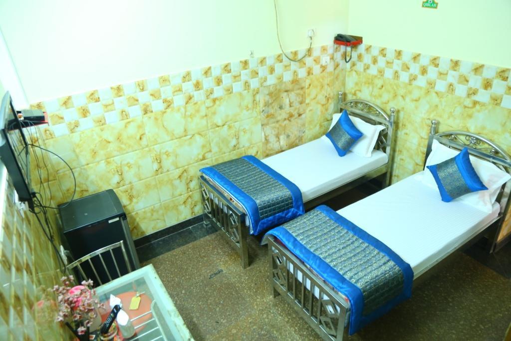 Hotel Ayesha Palace Delhi  Bagian luar foto