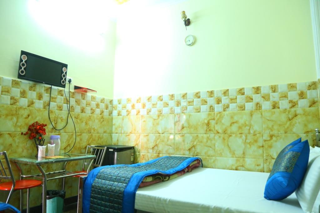 Hotel Ayesha Palace Delhi  Bagian luar foto