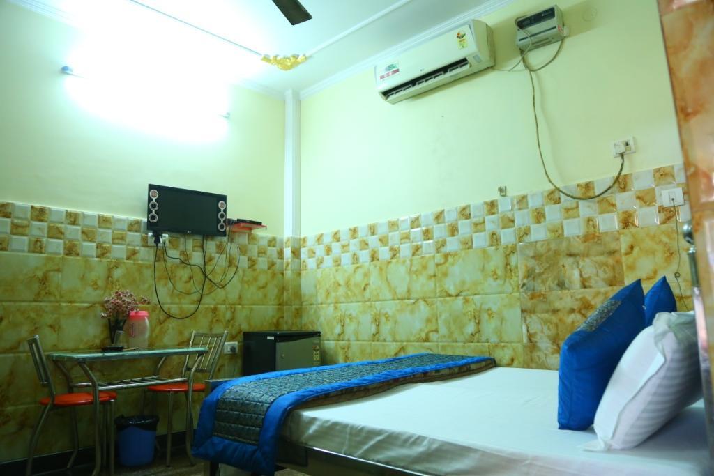 Hotel Ayesha Palace Delhi  Bagian luar foto